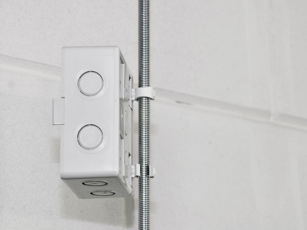 Instalación rápida con clic en la parte trasera con el soporte de diversos materiales de montaje.
