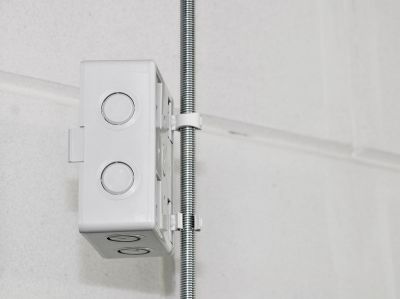 Instalación rápida con clic en la parte trasera con el soporte de diversos materiales de montaje.